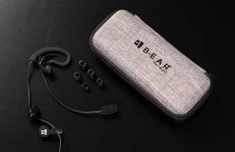 イヤホンマイク、イヤチップ（シリコン3 ウレタン3）耳掛けガイド、オリジナルケース